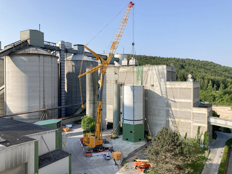 Reduzierung von CO2-Emissionen: Liebherr-Mobilkran LTM 1650-8.1 montiert Silo in Zementwerk